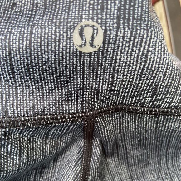 Like new Lululemon Wunder Under crop in Burlap black dune size 4 - Picture 8 of 9